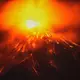 Aus dem Krater des Feuervulkans fließt Lava. - Bild: Moises Castillo/AP/dpa