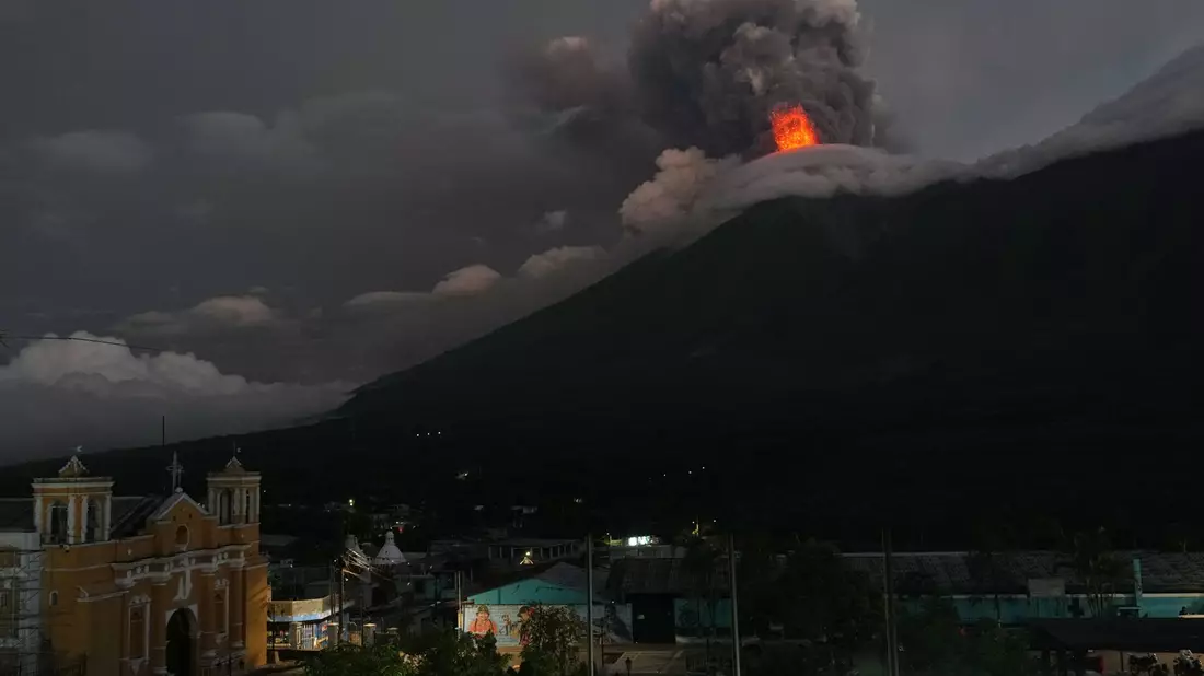 Der Vulkan spuckt Asche, Gas und Lavafragmente aus. - Bild: Moises Castillo/AP/dpa