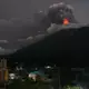 Der Vulkan spuckt Asche, Gas und Lavafragmente aus. - Bild: Moises Castillo/AP/dpa