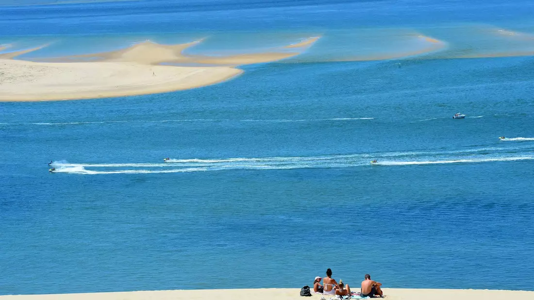 Nach den Waldbränden an der Atlantikküste ermuntert die Tourismusbranche auch ausländische Touristen zur Rückkehr. (Archivbild) - Bild: Mehdi Fedouach/AFP/dpa