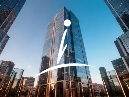 Moderne Büroarchitektur vor blauem Himmel, die ein dynamisches Marktumfeld im Immobiliensektor symbolisiert. - Foto: über boerse-global.de