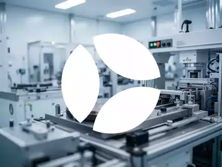 Abstrakte Darstellung einer modernen Halbleiter-Produktionsanlage in einem Reinraum mit professioneller Beleuchtung. - Foto: über boerse-global.de
