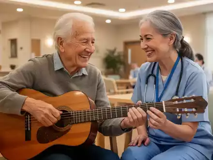 Ein Senior und eine Pflegekraft spielen gemeinsam Gitarre in einem hellen, freundlichen Gemeinschaftsraum. - Foto: über boerse-global.de