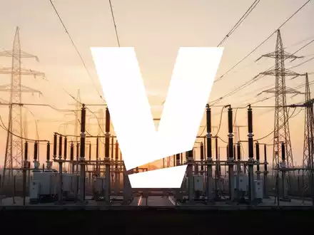 Moderne Energieinfrastruktur und Hochspannungsleitungen im warmen Licht der Abendsonne als Symbol fĂŒr den Energiesektor. - Foto: ĂŒber boerse-global.de
