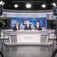 Modernes Fernsehstudio mit Aufnahmetechnik zur Vorbereitung auf die Landtagswahl in Sachsen-Anhalt. - Foto: über boerse-global.de