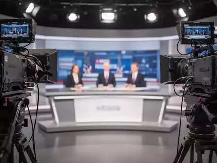 Modernes Fernsehstudio mit Aufnahmetechnik zur Vorbereitung auf die Landtagswahl in Sachsen-Anhalt. - Foto: über boerse-global.de