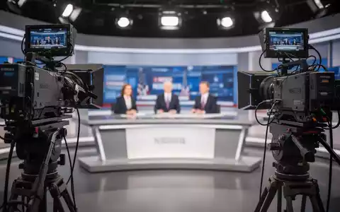 Modernes Fernsehstudio mit Aufnahmetechnik zur Vorbereitung auf die Landtagswahl in Sachsen-Anhalt. - Foto: über boerse-global.de