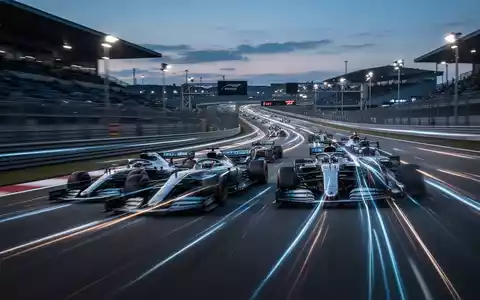 Abstrakte Darstellung einer modernen Rennstrecke bei DĂ€mmerung mit Lichtspuren von Rennwagen. - Foto: ĂŒber boerse-global.de
