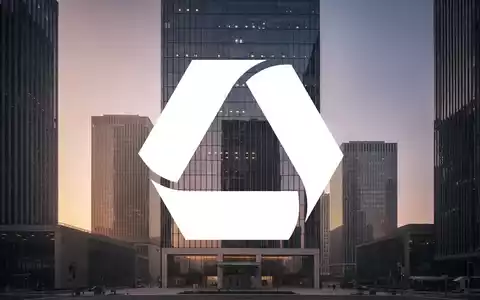 Moderne Glasfassade eines Bürogebäudes bei Sonnenuntergang als Symbol für Stabilität im Finanzsektor. - Foto: über boerse-global.de
