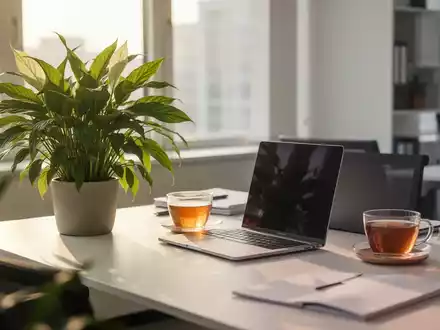 Ein moderner, heller Arbeitsplatz mit einer Pflanze auf einem Schreibtisch, der eine gesunde und entspannte Arbeitsumgebung symbolisiert. - Foto: über boerse-global.de