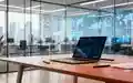 Modernes Büro mit Laptop und digitalen Datenvisualisierungen als Symbol für Start-up-Wachstum und Investitionen. - Foto: über boerse-global.de