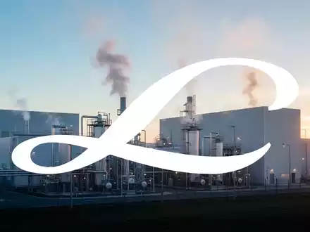 Moderne industrielle Wasserstoff-Elektrolyseanlage bei Sonnenaufgang als Symbol für grüne Energiewende. - Foto: über boerse-global.de