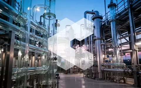 Moderne, technologisch fortschrittliche Industrieanlage in der Dämmerung als Symbol für industrielle Erholung. - Foto: über boerse-global.de