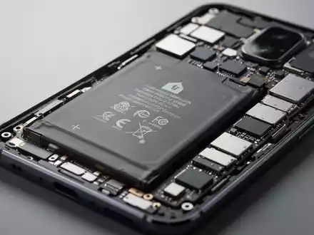 Nahaufnahme der internen Smartphone-Hardware, mit Fokus auf Akkumodul und modularem Design. - Foto: über boerse-global.de