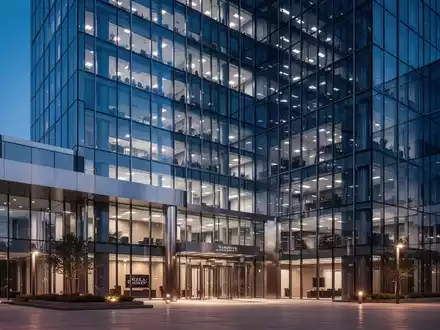 Moderne Bürogebäude bei Dämmerung als Symbol für einen Rechtsstreit zwischen Technologieunternehmen. - Foto: über boerse-global.de