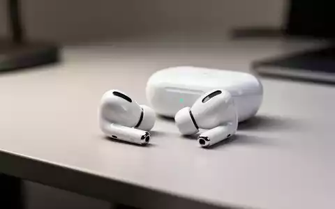 Apple AirPods auf einem minimalistischen Schreibtisch bei sanfter Beleuchtung. - Foto: über boerse-global.de