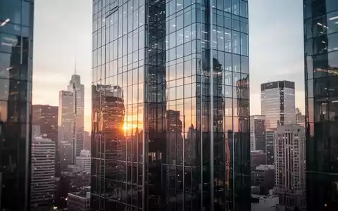 Moderne Glasfassade eines Bürogebäudes in einem Finanzviertel bei Tageslicht. - Foto: über boerse-global.de