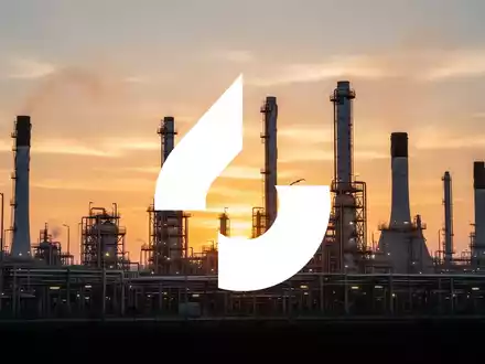 Moderne Energieinfrastruktur bei Sonnenuntergang als Symbol für wirtschaftliches Wachstum und Erfolg im Energiesektor. - Foto: über boerse-global.de