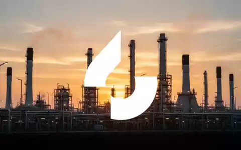 Moderne Energieinfrastruktur bei Sonnenuntergang als Symbol für wirtschaftliches Wachstum und Erfolg im Energiesektor. - Foto: über boerse-global.de