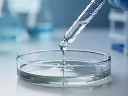 Nahaufnahme einer medizinischen Laborumgebung bei der Zellforschung zur Untersuchung biologischer Alterungsprozesse. - Foto: über boerse-global.de