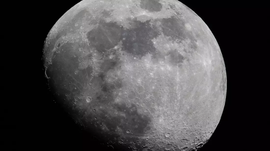 Ein Teil einer SpaceX-Rakete wird Wissenschaftlern zufolge auf dem Mond einschlagen. (Archivbild) - Bild: Boris Roessler/dpa