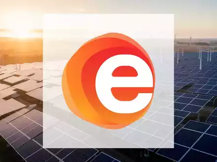 Moderne Solarparks in einer weitläufigen Landschaft bei Sonnenuntergang als Symbol für erneuerbare Energien. - Foto: über boerse-global.de
