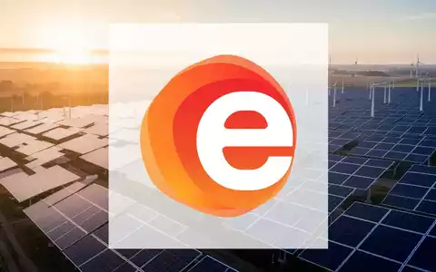 Moderne Solarparks in einer weitläufigen Landschaft bei Sonnenuntergang als Symbol für erneuerbare Energien. - Foto: über boerse-global.de