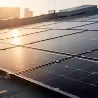 Moderne Solaranlagen auf einem Hausdach bei Sonnenuntergang - Foto: über boerse-global.de