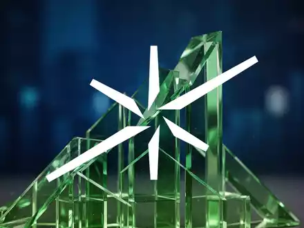 Abstrakte Darstellung einer finanziellen Aufwärtsbewegung durch geometrische Glasstrukturen vor blauem Hintergrund. - Foto: über boerse-global.de