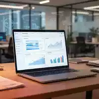Moderner Büroarbeitsplatz mit Laptop, auf dem digitale Buchhaltungssoftware für E-Rechnungen zu sehen ist. - Foto: über boerse-global.de