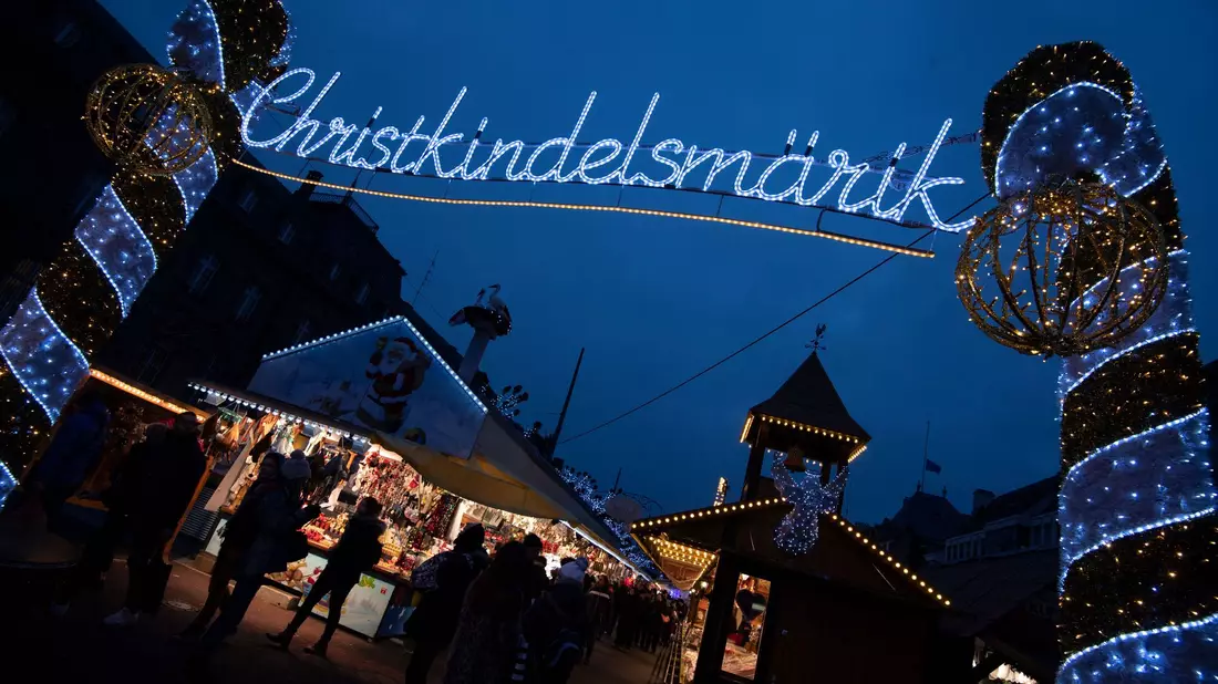 In der Elsassmetropole Straßburg gibt es Streit um die Erneuerung des Eingangsbogens zum berühmten Weihnachtsmarkt (Archivbild). - Bild: Marijan Murat/dpa