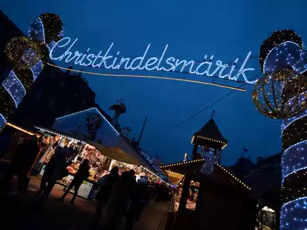 In der Elsassmetropole Straßburg gibt es Streit um die Erneuerung des Eingangsbogens zum berühmten Weihnachtsmarkt (Archivbild). - Foto: Marijan Murat/dpa