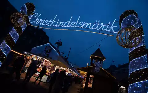 In der Elsassmetropole Straßburg gibt es Streit um die Erneuerung des Eingangsbogens zum berühmten Weihnachtsmarkt (Archivbild). - Foto: Marijan Murat/dpa