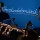 In der Elsassmetropole Straßburg gibt es Streit um die Erneuerung des Eingangsbogens zum berühmten Weihnachtsmarkt (Archivbild). - Bild: Marijan Murat/dpa