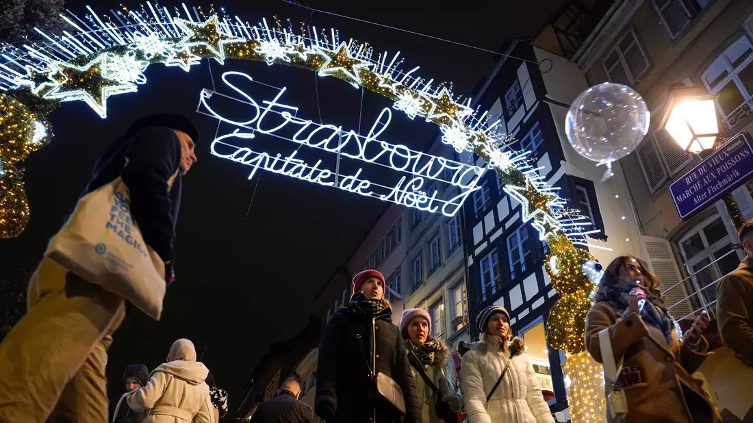 Der Weihnachtsmarkt in Straßburg lockt inzwischen über drei Millionen Besucher (Archivbild). - Bild: Robin Jerstad/Robin Jerstad/ZUMA Press Wire/dpa