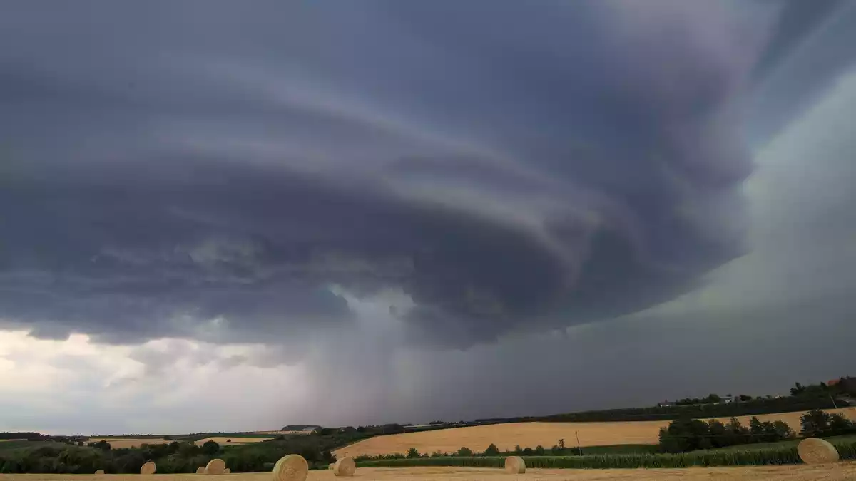 Der Deutsche Wetterdienst rechnet erneut mit Gewittern über Deutschland (Archivbild) - Bild: Alexander Wolf/onw-images/dpa