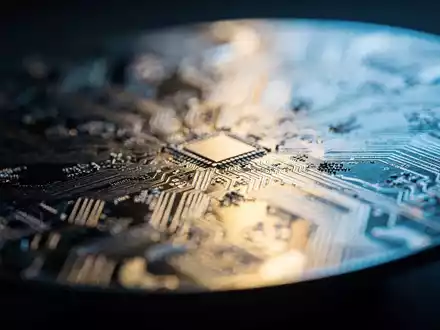 Nahaufnahme eines modernen Silizium-Wafers mit sichtbaren Leiterbahnen als Symbol für die Halbleiterindustrie. - Foto: über boerse-global.de