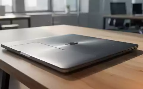 Ein hochwertiges MacBook Pro auf einem modernen Schreibtisch in einem hellen Büro. - Foto: über boerse-global.de