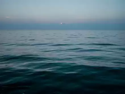 Ein ruhiger Blick auf den Ozean bis zum Horizont, der eine meditative und beruhigende Atmosphäre vermittelt. - Foto: über boerse-global.de