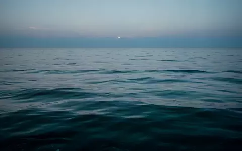 Ein ruhiger Blick auf den Ozean bis zum Horizont, der eine meditative und beruhigende Atmosphäre vermittelt. - Foto: über boerse-global.de