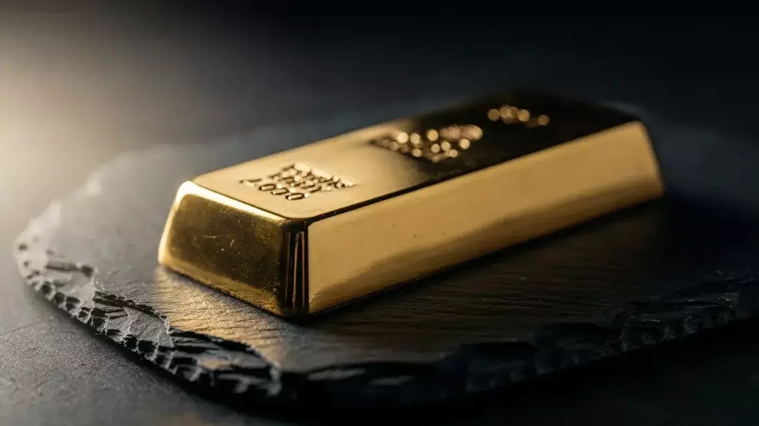 Gold Holds Above $4,100 as Geopolitical Risk Fades, Central Bank Buying Offsets