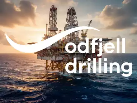 Eine große Offshore-Bohrplattform auf dem offenen Meer bei Sonnenuntergang. - Foto: über boerse-global.de