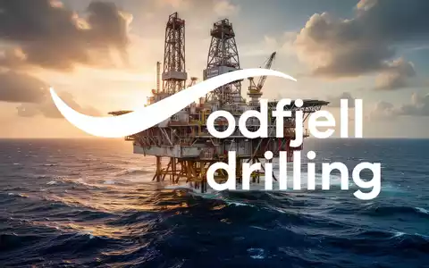 Eine große Offshore-Bohrplattform auf dem offenen Meer bei Sonnenuntergang. - Foto: über boerse-global.de