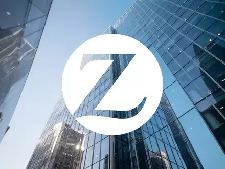 Moderne Glasfassade eines Bürogebäudes als Symbol für Stabilität und Partnerschaften im Versicherungssektor. - Foto: über boerse-global.de