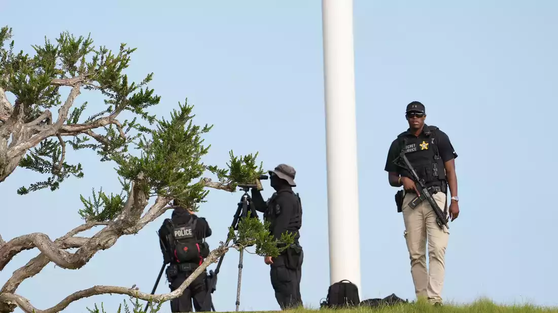 Beamte des Secret Service, der für die Sicherheit des Präsidenten zuständig ist, sichern den Trump National Golf Club im Großraum Los Angeles. - Bild: Mark Schiefelbein/AP/dpa