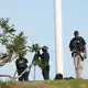 Beamte des Secret Service, der für die Sicherheit des Präsidenten zuständig ist, sichern den Trump National Golf Club im Großraum Los Angeles. - Bild: Mark Schiefelbein/AP/dpa