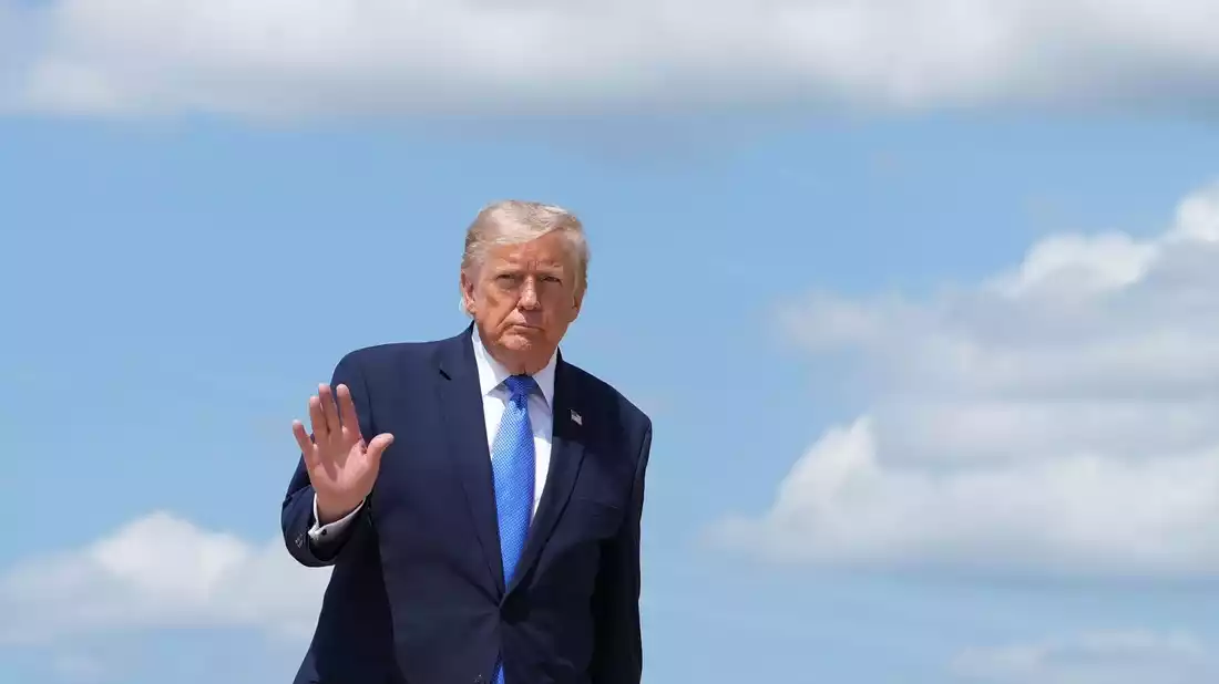 US-Präsident Donald Trump vor dem Abflug in Richtung Westküste.  - Bild: Mark Schiefelbein/AP/dpa