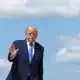 US-Präsident Donald Trump vor dem Abflug in Richtung Westküste.  - Bild: Mark Schiefelbein/AP/dpa