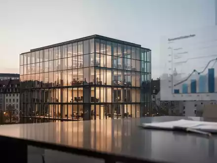 Modernes Bürogebäude in einer deutschen Stadt bei Dämmerung, das die wachsende Dynamik der Start-up-Szene symbolisiert. - Foto: über boerse-global.de