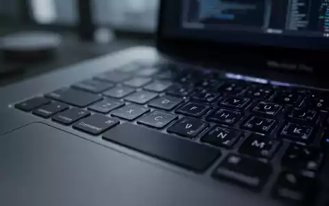 Nahaufnahme einer modernen MacBook-Tastatur, beleuchtet durch weiches Bürolicht, symbolisiert digitale Produktivität. - Foto: über boerse-global.de